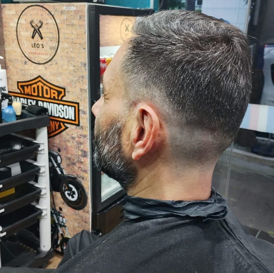 Corte com degradê e barba