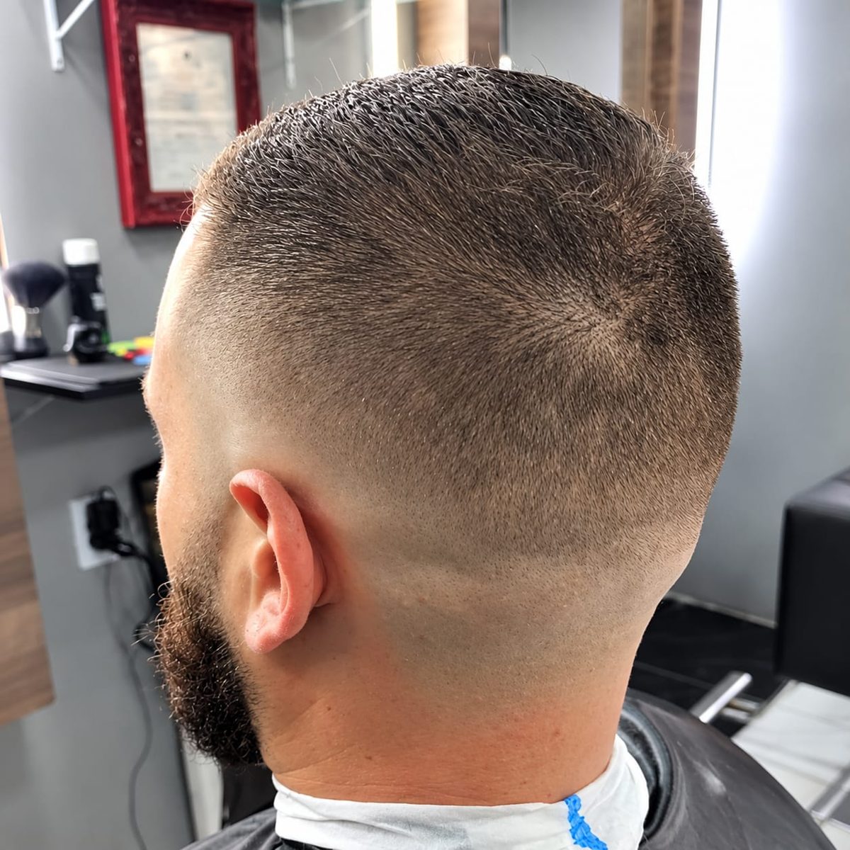 Corte curto com degradê e barba